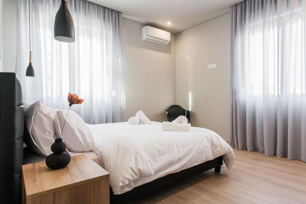 Piraeus Deluxe 2Bdr Apt - Near Metro And Port Buitenkant foto