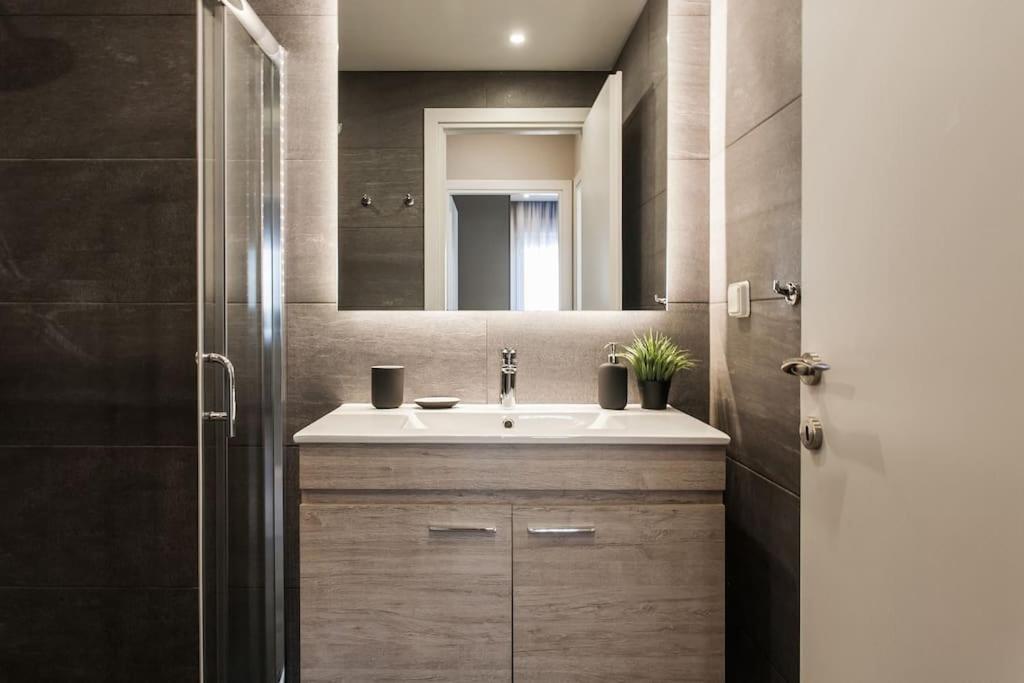 Piraeus Deluxe 2Bdr Apt - Near Metro And Port Buitenkant foto